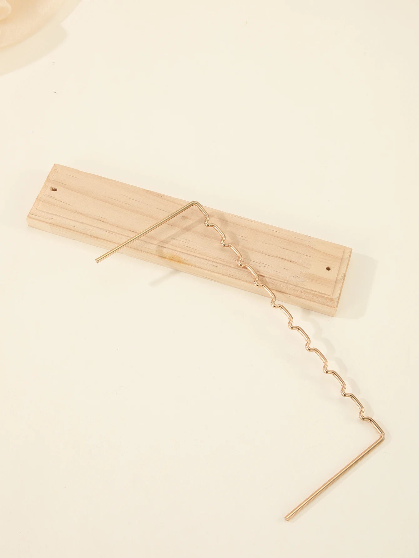 Présentoir éco-chic – Support en bois & laiton pour boucles d’oreilles | Verdalya